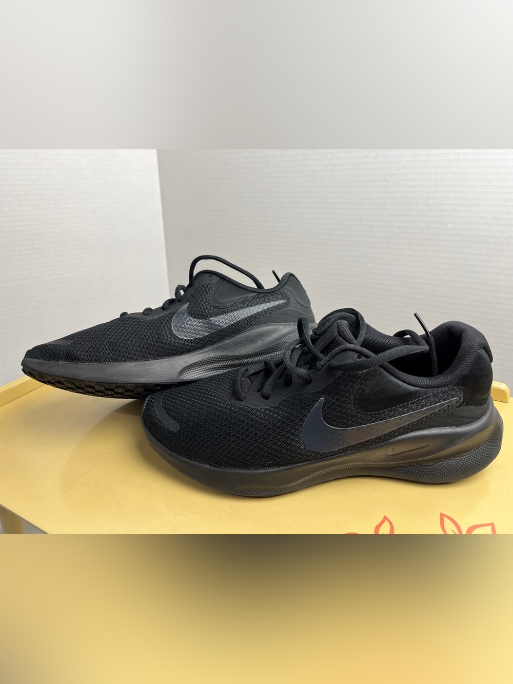 Black Nike Revolution Size 8 Women's Hardly Worn Black off Noir w OG Box